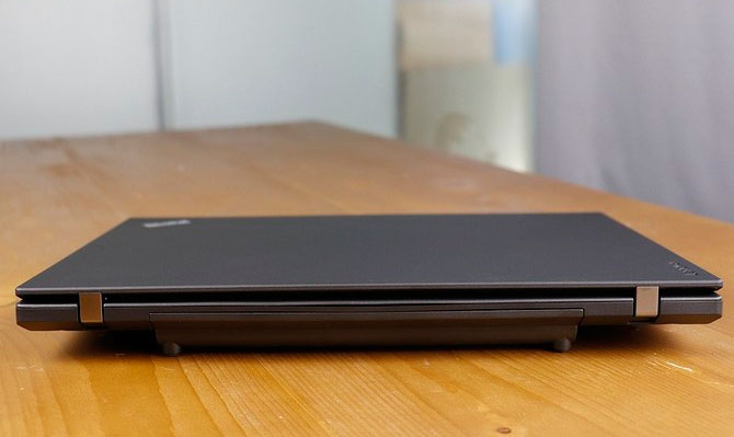 ThinkPad L470的音箱，位于底部两侧细长的开口里